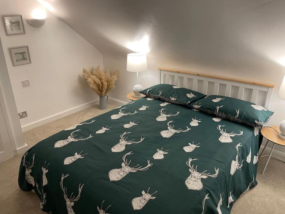 Stylish & Spacious 2 Storey, 3 Bed Apartment Грейвсенд Экстерьер фото