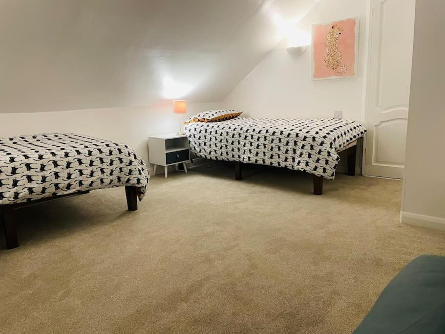 Stylish & Spacious 2 Storey, 3 Bed Apartment Грейвсенд Экстерьер фото